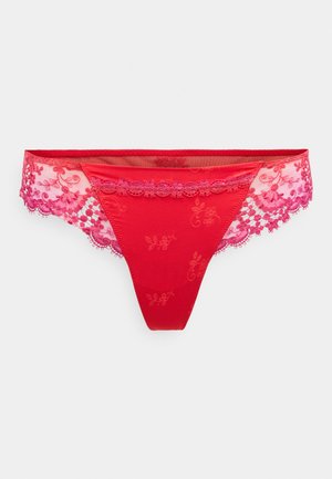 Roter Tanga aus glattem Stoff mit Spitzenakzenten. Verziert mit floraler Stickerei in einer helleren Nuance und einem Spitzenbesatz mit Wellensaum.