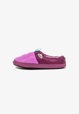 Zapatilla acolchada en tela rosa y púrpura, con una superficie texturizada, punta redondeada y un lazo en el talón de color azul. Forro suave para mayor comodidad.