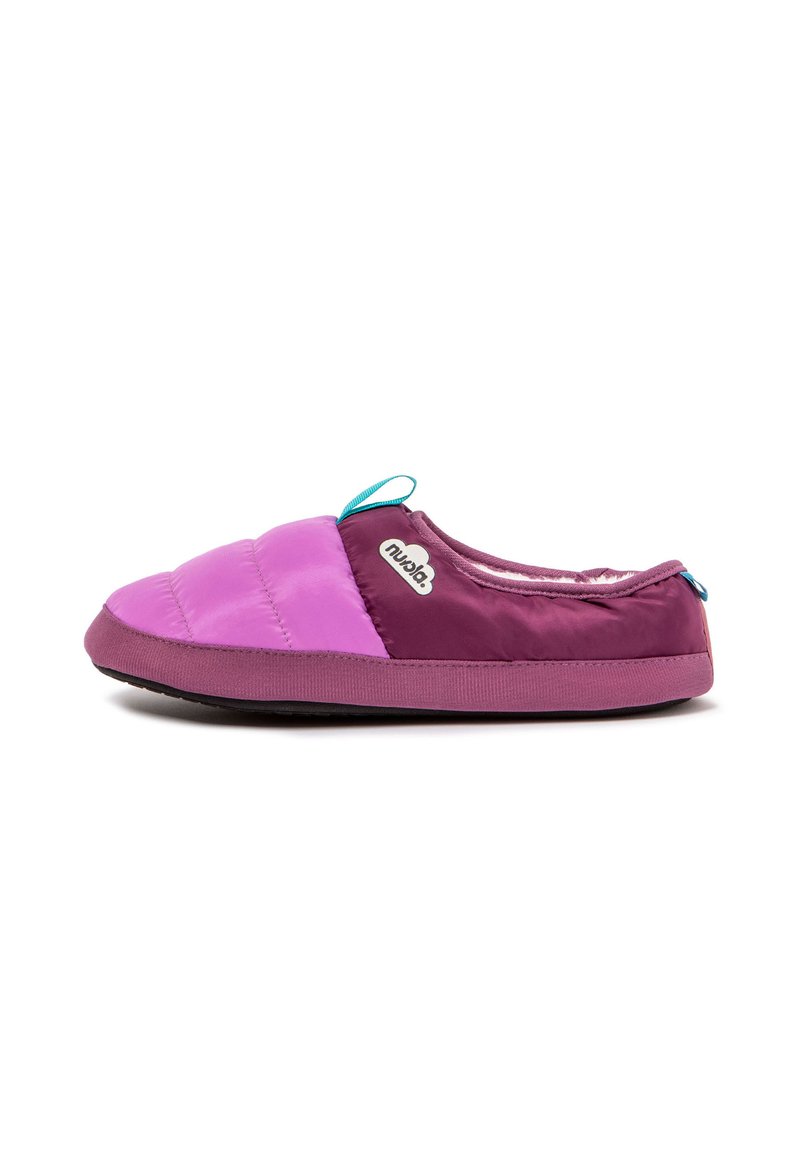 Zapatilla acolchada en tela rosa y púrpura, con una superficie texturizada, punta redondeada y un lazo en el talón de color azul. Forro suave para mayor comodidad.