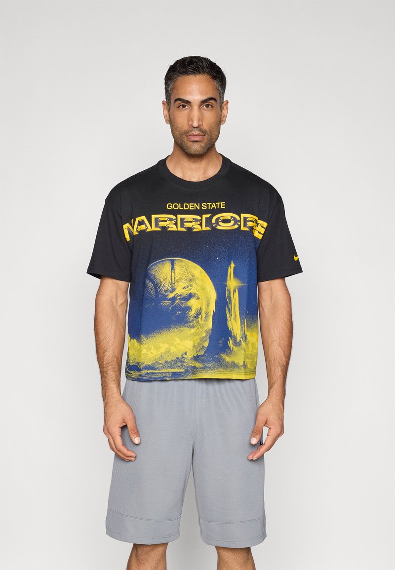 Μαύρο T-shirt κοντό μανίκι με σχέδιο γραφικών σε μπλε και κίτρινο, με το κείμενο «Golden State Warriors» και μοτίβο μπάσκετ.