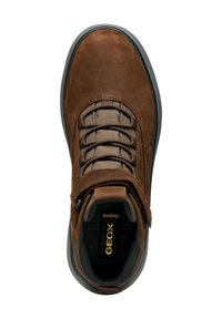 Chaussure en cuir marron avec une finition texturée, dotée d'un col rembourré, de lacets élastiques et d'une semelle en caoutchouc avec un bord contrasté.