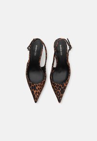 Leopardenmuster Slingback-Absätze mit spitzem Zehenbereich, schwarzem Innenraum und strukturierter Oberfläche. Sicherer Schnallenverschluss am Knöchelriemen.