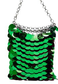 Grüne Pailletten-Handtasche mit einer Kettenriemen, die überlappende, kreisförmige Pailletten in verschiedenen Grüntönen auf einem Stoffbasis zeigt. Silberne Beschläge.