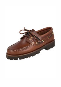 Zapato náutico de cuero marrón con punta redondeada, costuras blancas, cordones negros y ojales dorados. Cuenta con una suela de goma duradera y texturizada.
