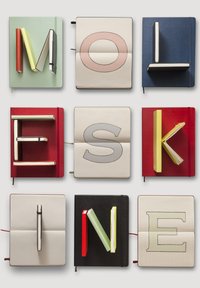 Set di nove quaderni Moleskine in vari colori, tra cui verde, rosso, blu e nero, disposti per formare il nome del marchio "MOLESKINE" con lettere in grassetto.