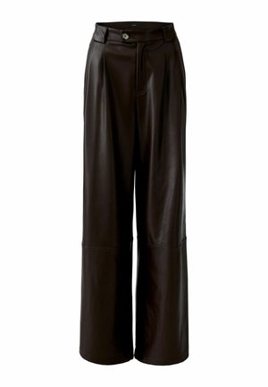Dunkelbraune, weit geschnittene Hosen aus Kunstleder mit hoher Taille, Knopfverschluss und vorderen Falten auf einem weißen Hintergrund.