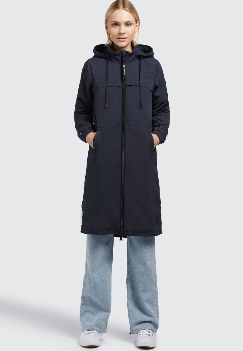 Marineblaue gepolsterte Jacke mit Kapuze, Frontreißverschluss, zwei Seitentaschen und verstellbaren Kordeln. Lange Ärmel mit elastischen Bündchen.