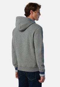 Felpa grigia con cappuccio e coulisse, polsini a coste con strisce blu e bianche, realizzata in un tessuto morbido e testurizzato.