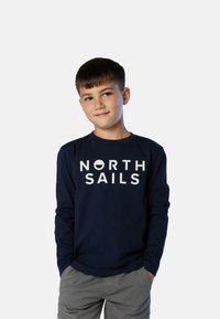 Camiseta de manga larga de color navy, hecha de algodón, con el texto grande en blanco "NORTH SAILS" en el frontal. Corte casual con escote redondo.