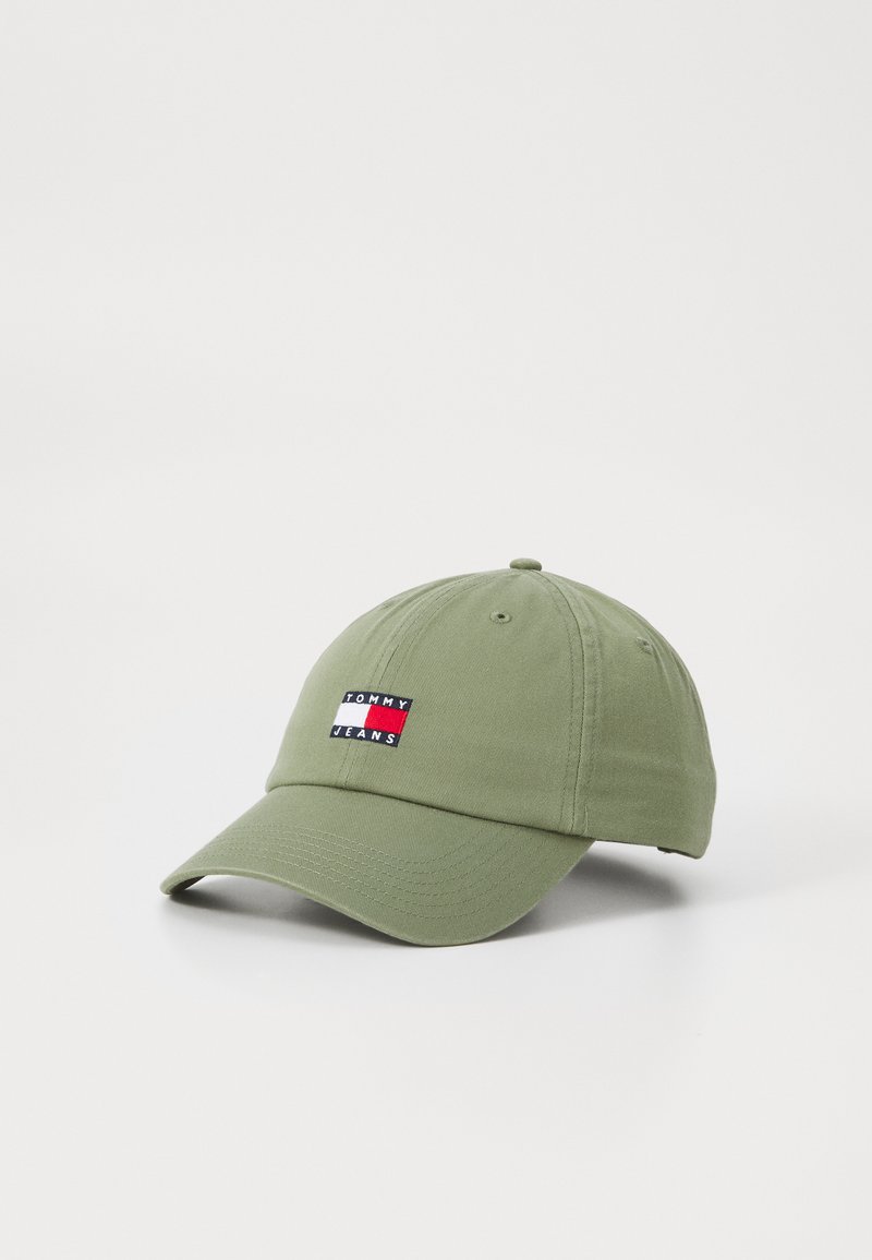 Olíva zöld baseball sapka pamutból, ívelt karimával. Az elülső részén piros, fehér és kék hímzett logócsomag található.