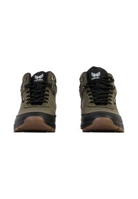 Zapatos de senderismo verdes con acentos negros, textura resistente, cordones oscuros, ojales de metal y suelas de goma marrón. Logo en la lengüeta.