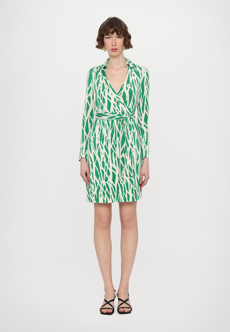 Robe enveloppante verte et blanche à manches longues, avec un col en v, une ceinture à nouer et un imprimé abstrait audacieux. Tissu lisse.