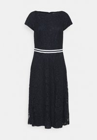 Tmavě modré krajkové midi šaty s krátkými rukávy a bílým dvojitým páskem v pase, vystavené na jednobarevném pozadí.