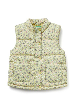 Chaleco sin mangas acolchado en verde claro con un patrón floral que presenta pequeñas flores rosas y moradas. Incluye dos bolsillos frontales y botones a presión.