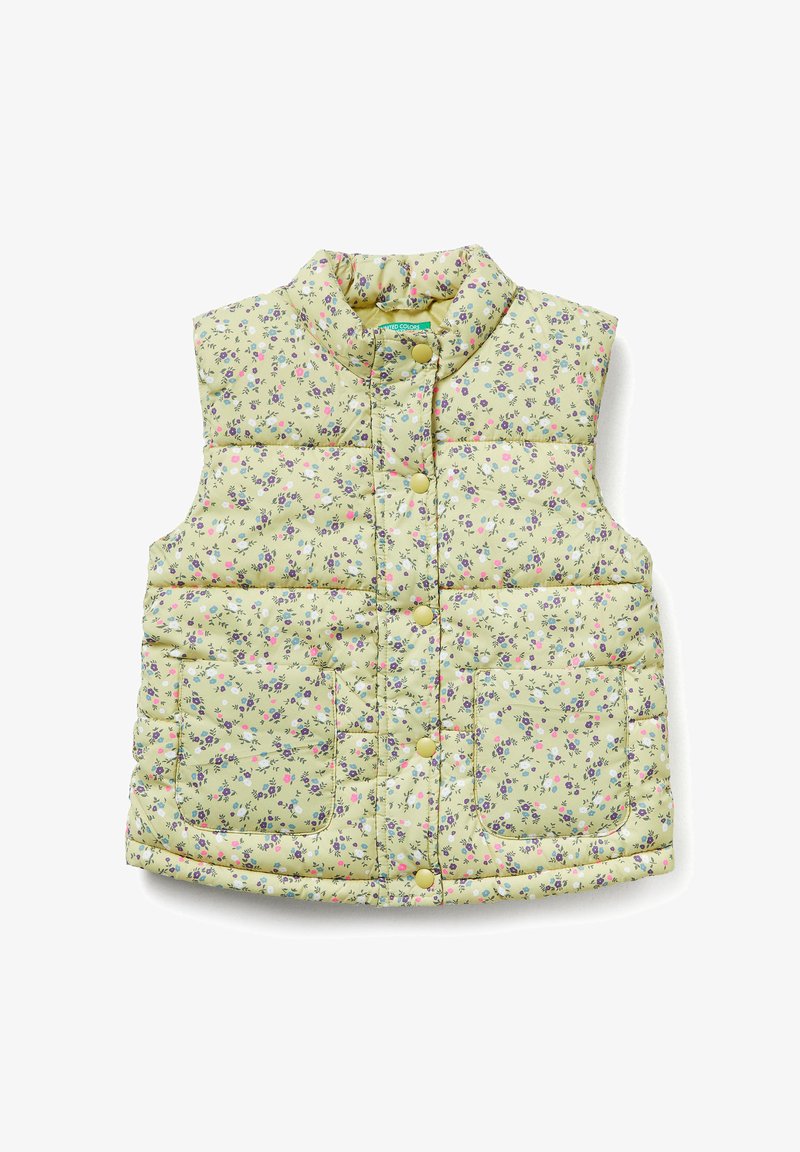 Wypełniona kamizelka bez rękawów w jasnym zielonym kolorze z kwiatowym wzorem, na którym znajdują się małe różowe i fioletowe kwiaty. Zawiera dwie przednie kieszenie oraz napy.