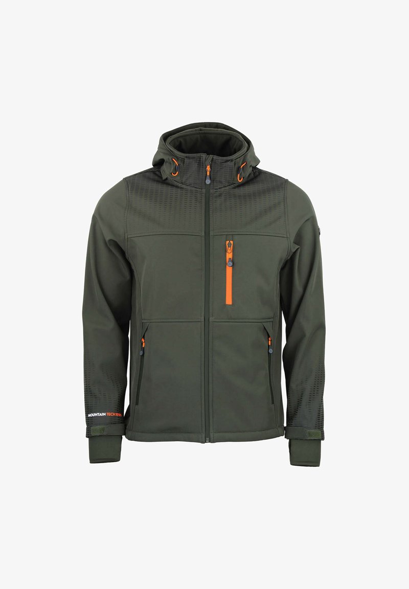Grüne Softshelljacke mit einem Reißverschluss vorne, orangen Akzenten, zwei Seitentaschen, einer oberen Reißverschlusstasche und einem strukturierten Design auf den Schultern.