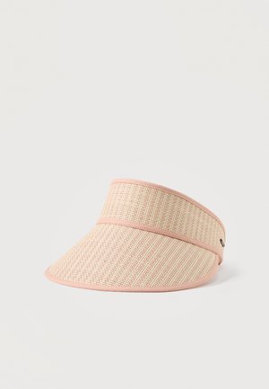 Visera tejida en beige y rosa con ala ancha y ribete de tela, colocada plana sobre una superficie blanca.