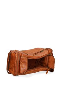 Bruine leren reistas met een gestructureerde afwerking, dubbele ritsen en een open compartiment dat de binnenvoering toont.