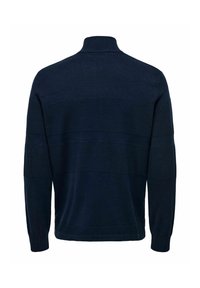 Pull-over bleu marine avec col haut, motifs de tricot texturés et poignets côtelés. La vue de dos montre des détails de rayures horizontales.