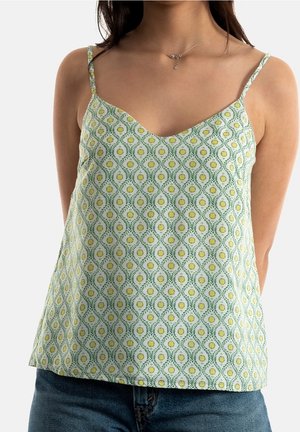 Jasnozielona wzorzysta koszulka na cienkich ramiączkach, z geometrycznym, kwiatowym wzorem w żółtym i zielonym kolorze, wykonana z miękkiego materiału.