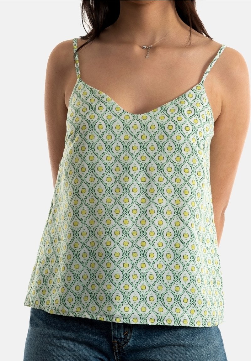 Caraco vert clair à motifs avec fines bretelles, présentant un design floral géométrique en jaune et vert, fabriqué en tissu doux.