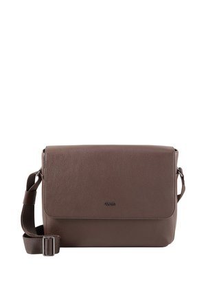 Brązowa, teksturowana skórzana torba na ramię z regulowanym paskiem i przednią klapą, na której znajduje się małe metalowe logo na środku klapy.