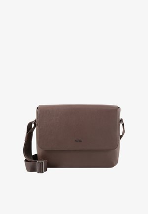 Sac de messager en cuir marron texturé avec bandoulière réglable et fermeture à rabat avant, petit logo métallique centré sur le rabat.