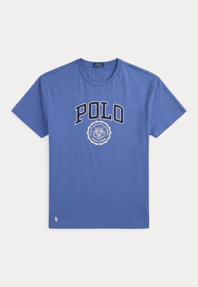 Μπλε κοντομάνικο μπλουζάκι με λογότυπο "POLO Ralph Lauren New York" σε λευκή και ναυτική εκτύπωση μπροστά και μικρό λευκό λογότυπο πόνι κοντά στη ραφή.