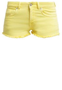 Pantalones cortos de mezclilla amarillos con dobladillos deshilachados, botón en la parte delantera, cremallera y diseño de cinco bolsillos.