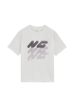 T-shirt blanc à manches courtes avec un motif géométrique "NE" en noir et gris et un petit texte rouge, col rond, présenté sur un fond blanc.