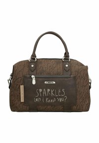 Sac à main marron avec motif texturé, double poignée et une poche avant avec le texte imprimé "SPARKLES puis-je te garder ?" et des ferrures argentées.