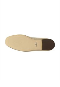 Suola di una scarpa, con una base beige liscia, texture rigata per la presa e una sezione del tacco marrone scuro con impresso il logo.