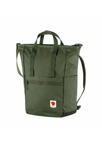 Sac fourre-tout en nylon vert avec double poignée supérieure, bandoulière ajustable, poche zippée à l'avant et patch logo. Forme rectangulaire, surface texturée.