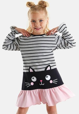 Robe à manches longues grise et noire à rayures, avec un ourlet froncé rose et un motif de chat noir, comportant des oreilles, des yeux et un nez sur la jupe.