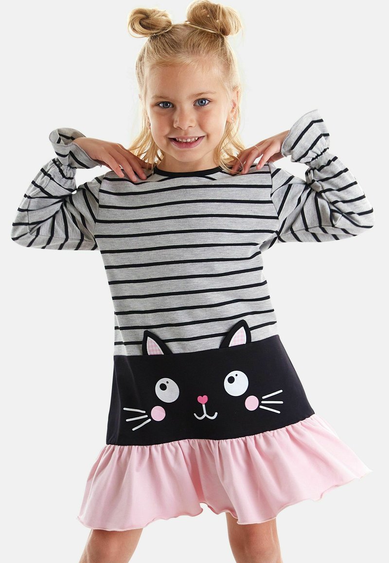 Grå och svart randig långärmad klänning med en rosa volangkant och en svart kattdesign, som har öron, ögon och en näsa på kjolen.