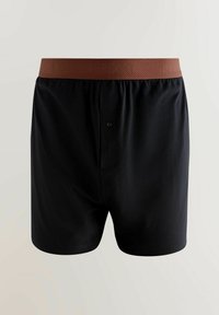 Melni bokseršorti ar brūnu elastīgu jostu, kurai ir fakturēts noformējums un vienas pogas aizdare priekšpusē.