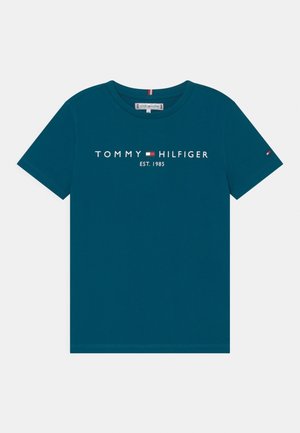 Blå T-shirt med korte ærmer med teksten "TOMMY HILFIGER EST. 1985" og lille rød, hvid og blå flaglogo på bryst og ærme.