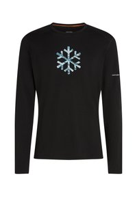 Svart långärmad skjorta i mjukt material, med ett ljusblått snöflinge-motiv på framsidan och en logotyp på ärmen.