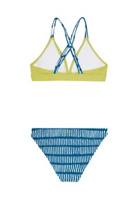 Completo bikini a due pezzi composto da un top giallo con spalline incrociate e un fondo blu con un motivo a righe verticali bianche.