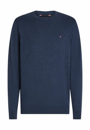 Granatowy sweter z okrągłym dekoltem o fakturowanej tkaninie. Posiada długie rękawy i małe logo na klatce piersiowej. Klasyczny krój z ściągaczami przy rękawach i dolnym brzegu.