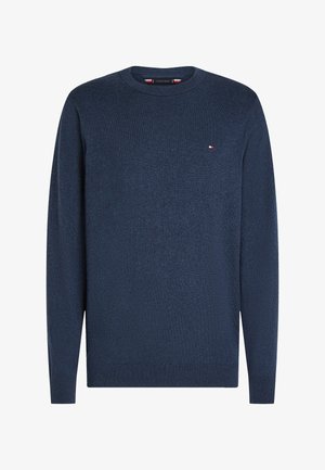 Granatowy sweter z okrągłym dekoltem o fakturowanej tkaninie. Posiada długie rękawy i małe logo na klatce piersiowej. Klasyczny krój z ściągaczami przy rękawach i dolnym brzegu.