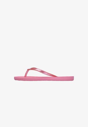 Chancla plana rosa con correas rosas brillantes, vista lateral, sobre un fondo blanco.