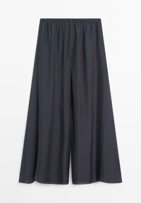 Losse zwarte culottes met wijde broekspijpen en een elastische tailleband, gemaakt van gladde, lichte stof, plat uitgestald op een witte achtergrond.