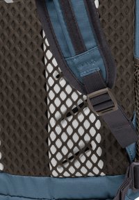 Rugzak met een bruin mesh buitenmateriaal, blauwe gewatteerde banden en duurzame hardware. Het ontwerp omvat ventilatieopeningen en verstelbare gespen.