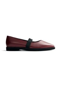 Ballerines en cuir bordeaux avec un strap élastique noir, bout pointu et semelle noire texturée. Design simple et minimaliste.