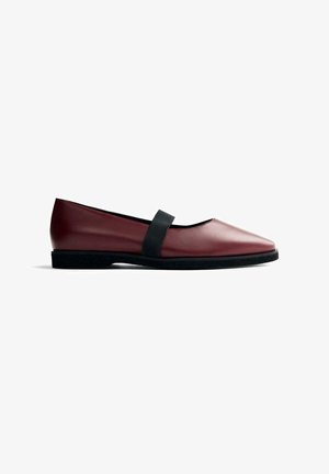 Ballerines en cuir bordeaux avec un strap élastique noir, bout pointu et semelle noire texturée. Design simple et minimaliste.