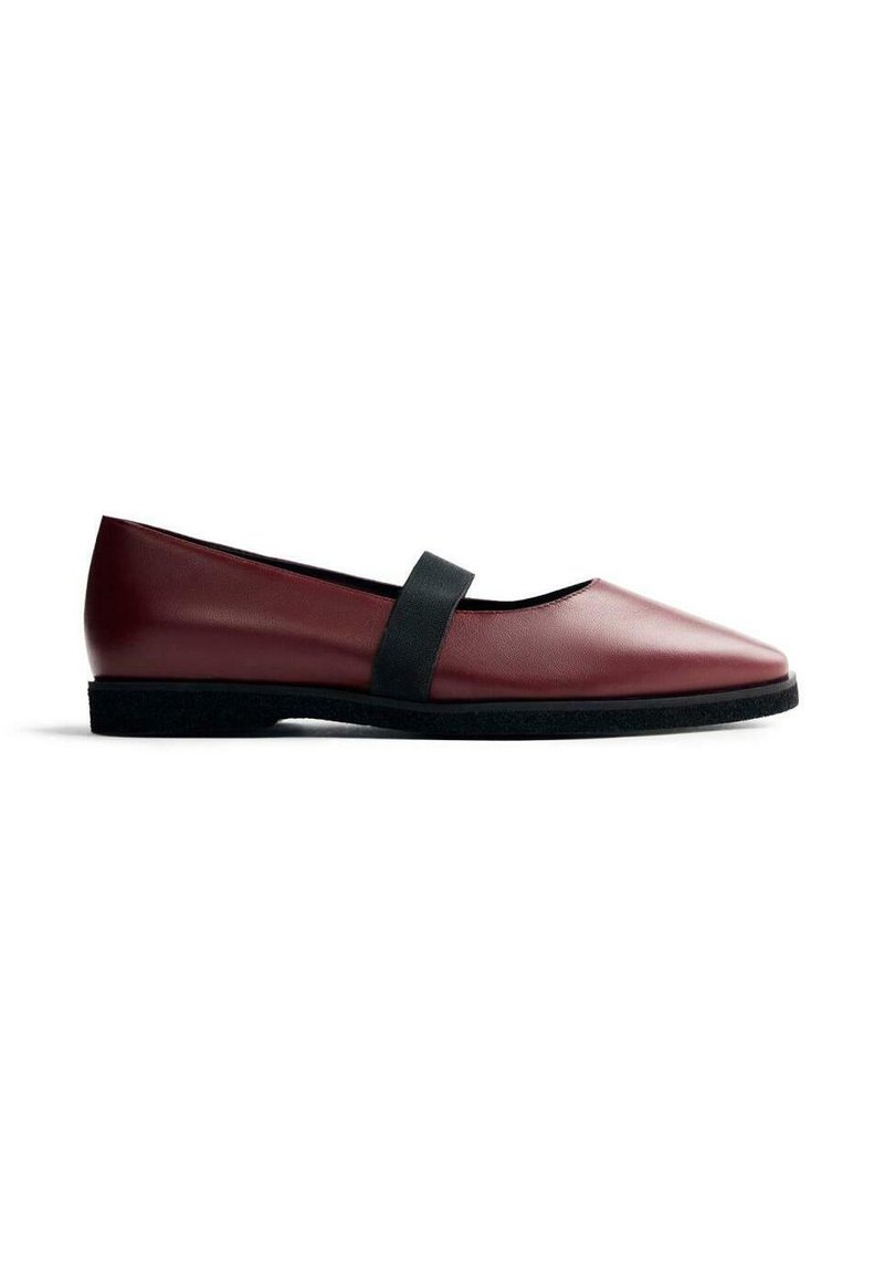Ballerines en cuir bordeaux avec un strap élastique noir, bout pointu et semelle noire texturée. Design simple et minimaliste.