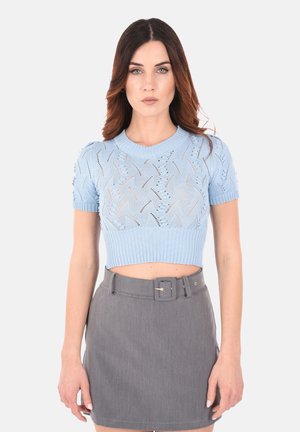 Maglione corto a maniche corte di colore blu chiaro con un motivo testurizzato e orlo a coste, abbinato a una gonna grigia a vita alta con cintura.