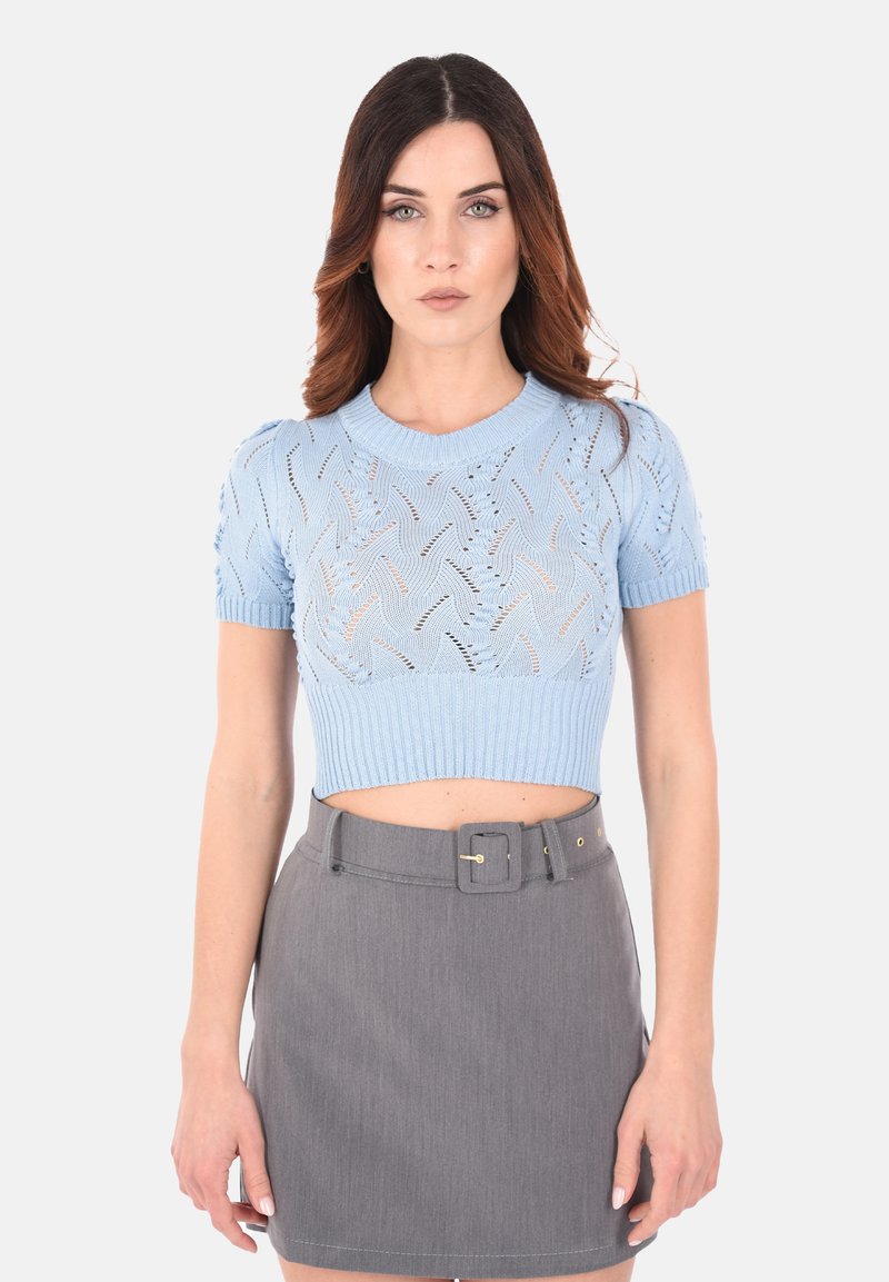 Maglione corto a maniche corte di colore blu chiaro con un motivo testurizzato e orlo a coste, abbinato a una gonna grigia a vita alta con cintura.