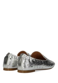 Stříbrné metalické ploché boty s perforovanými detaily, zaoblenou špičkou, elastickým otvorem a plochou podrážkou. Hladký povrch s minimálními akcenty hardware.